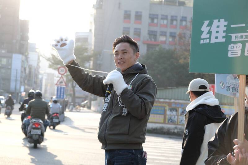 新竹市綠營北區議員提名將在4月辦黨內初選，其中民進黨員曾國維以勞工出身，將為勞工教育發聲拚出線。並已在各路口揮手及拜票，爭取選民認同。（曾國維提供）