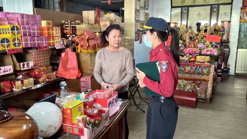 消防人員進行爆竹煙火安全宣導。（圖由消防局提供）