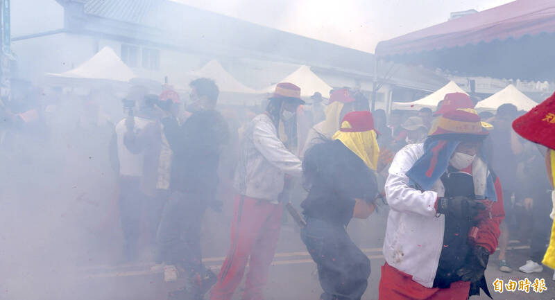 國際交換生體驗台東炸寒單 女學生炸到自己嚇壞滿地跳
