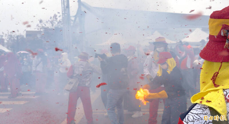 炮竹在手中炸開瞬間。（記者劉人瑋攝）