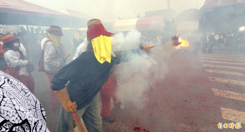 外籍女學生體驗炮手。（記者劉人瑋攝）