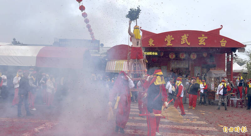 美籍男學生上轎擔任肉身寒單。（記者劉人瑋攝）