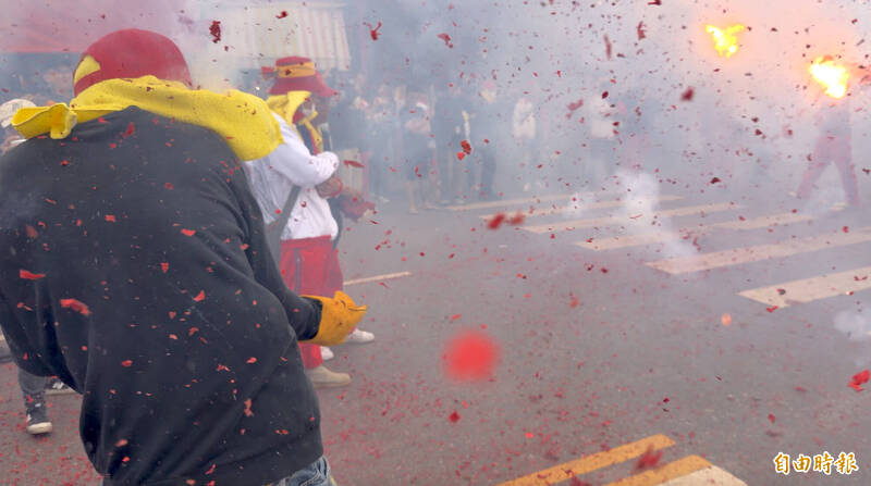 炸到自己往內躲。（記者劉人瑋攝）