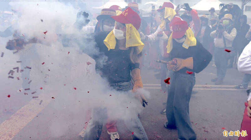 還沒擲出就炸開，珍惜生命、遠離非專業炮手。（記者劉人瑋攝）