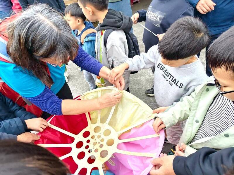 平溪十分國小研發永續天燈 今晚天燈節升空