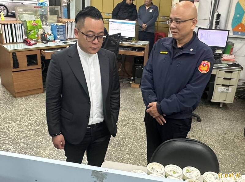 基隆市議長童子瑋到忠二路派出所發送珍珠奶茶，力挺基層。（記者吳昇儒攝）