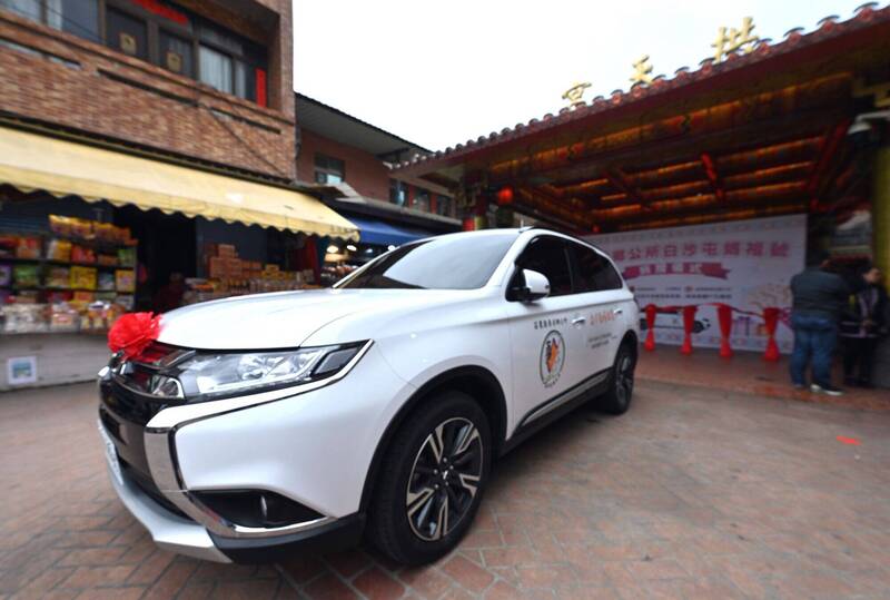 拱天宮牽線企業贈泰安公所四輪傳動車，提升山區服務能量。（圖由苗縣府提供）