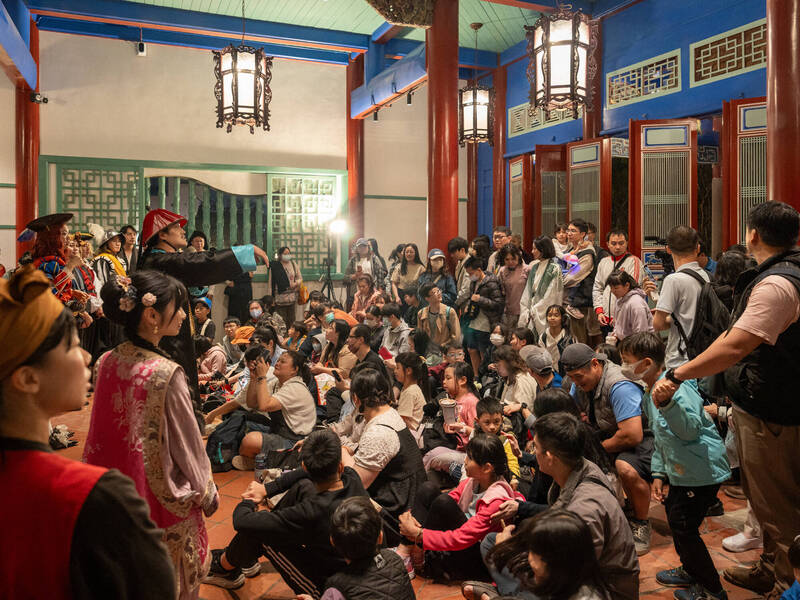 「熱蘭遮市集」第2天，海神廟內外圍滿猜燈謎民眾。（南市文化局提供）