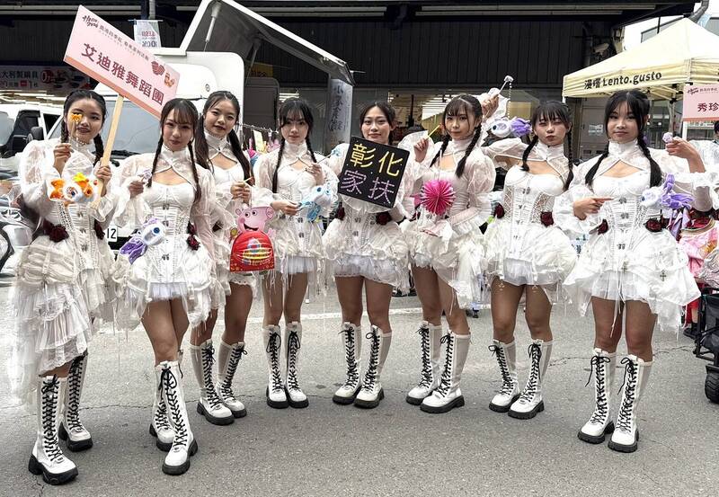 衝買氣!彰化家扶元宵義賣燈籠遇下雨 爆乳辣妹團幫叫賣