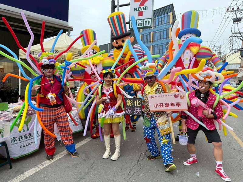 彰化家扶鹿港踩街現場義賣燈籠，許多表演團體豪氣相挺。（家扶提供）