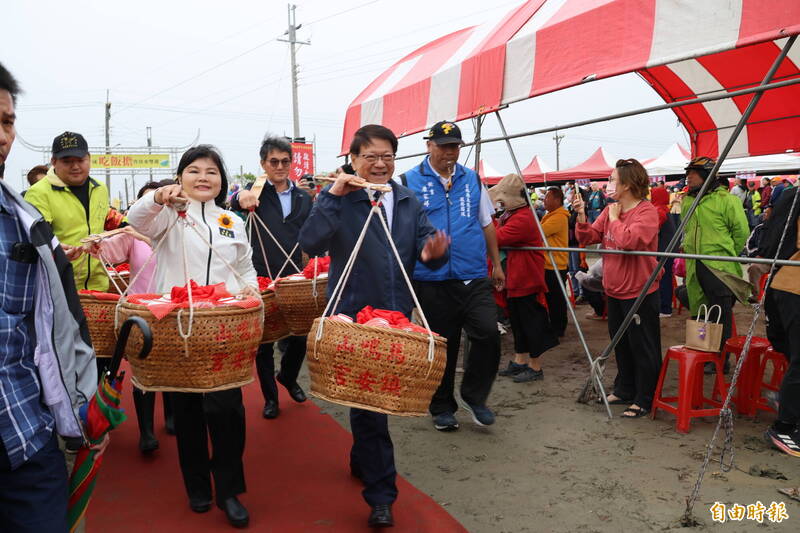 馬鳴山吃飯擔雨中開吃 烤大豬、烤鱷魚上桌