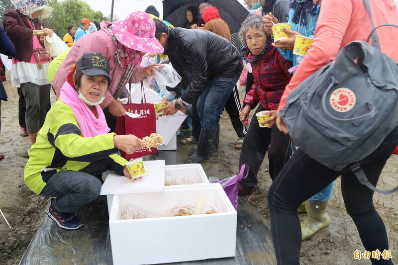 雲林馬鳴山五年千歲吃飯擔村民準備豐盛餐食供民眾享用。（記者黃淑莉攝）
