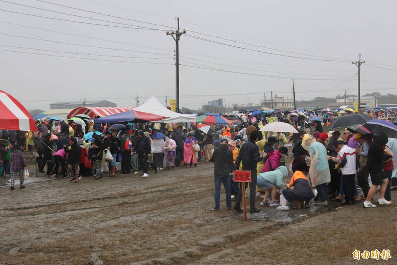 雲林馬鳴山五年千歲吃飯擔登場，風雨不減民眾熱情約有數千人到場共享平安餐。（記者黃淑莉攝）