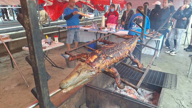 吃飯擔現場還有烤鱷魚，有不少民眾排隊嘗鮮。（圖由民眾提供）