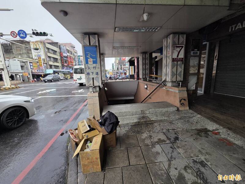 部分街友仰賴資源回收維生，還將資源回收物留在騎樓。（記者王善嬿攝）