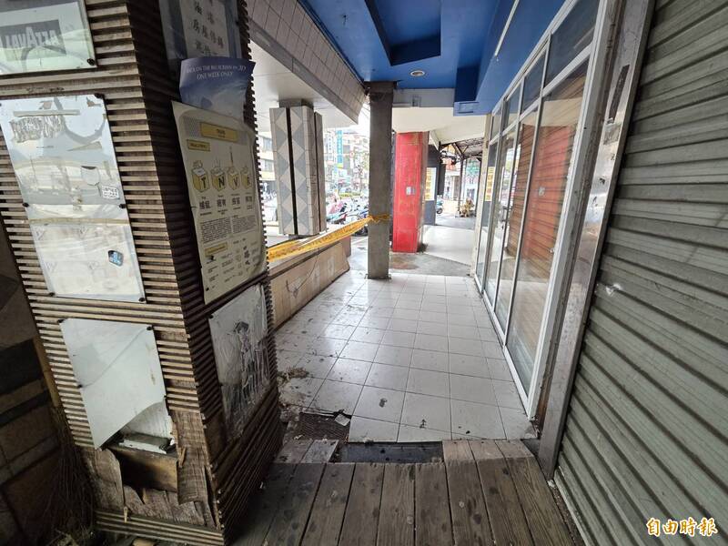 中山路店家騎樓因街友借宿留下垃圾，導致須清理環境、不堪其擾。（記者王善嬿攝）