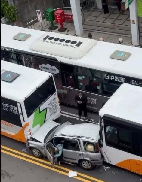休旅車車身前後潰縮變形。（擷自「爆料公社」）