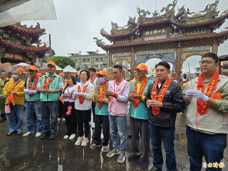 屏東海豐迓男孫燈冒雨遶境 今年僅6名男丁 憂少子化衝擊