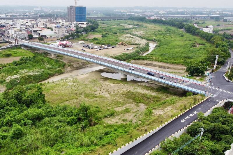 去（2025）年竣工通車的永康區新灣橋改建工程。（圖由南市工務局提供）