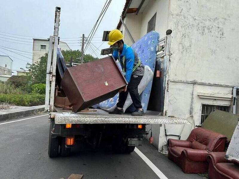彰市大型家具清運昨起收費，共登記51件，其中35件要收費。（資料照，清潔隊提供）
