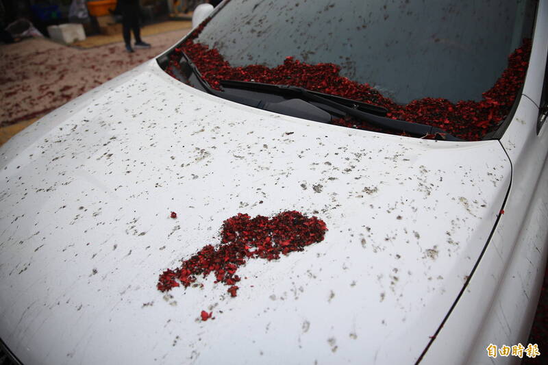 白車休旅車被「鞭炮陣」洗禮，整台車滿目瘡痍。（記者李惠洲攝）