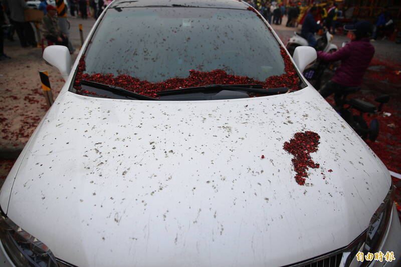 白車休旅車被「鞭炮陣」洗禮，整台車都是炮灰。（記者李惠洲攝）