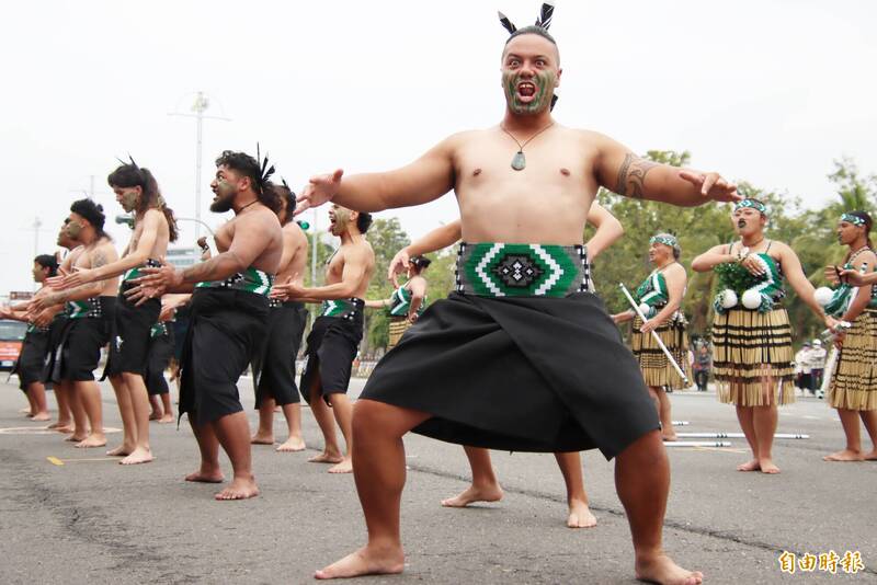 台灣燈會踩街震撼登場 國內外20組團隊尬舞