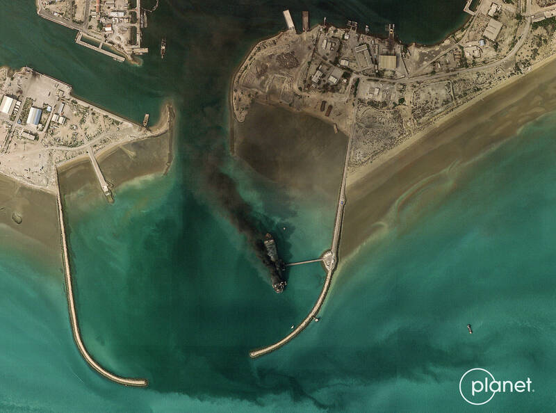 影像曝光!阿巴斯港海軍基地遇襲重創 伊朗4軍艦燃燒逾24小時