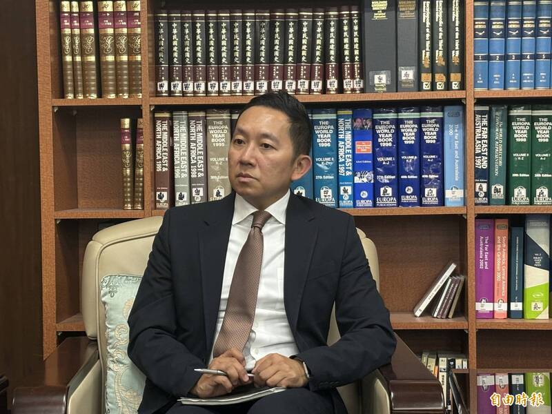 外交部亞非司副司長陳詠博說明中東情勢與外交部協助國人離境措施。（記者黃靖媗攝）