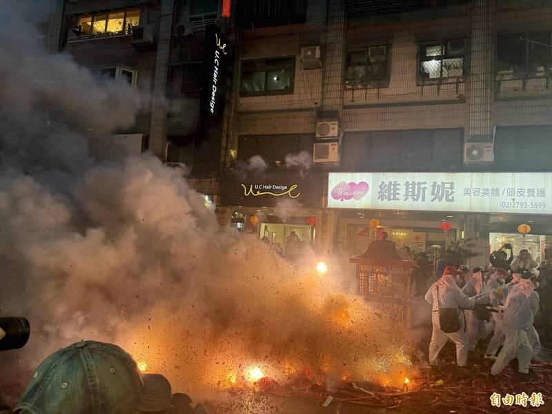 內湖盛事「夜弄土地公」登場!店家掃炮屑求財運亨通