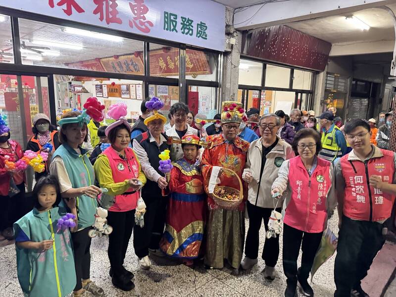 台中市南區國光里福正宮在晚間舉辦元宵節提燈籠遊街活動。（市議員陳雅惠提供）