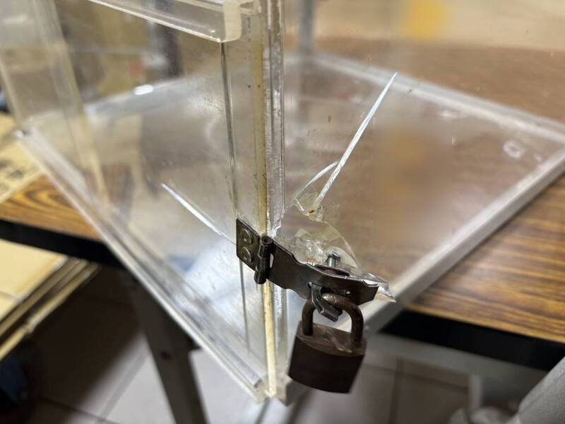 南方澳南天宮3樓大殿供香客投放香油錢的壓克力箱遭破壞。（警方提供）