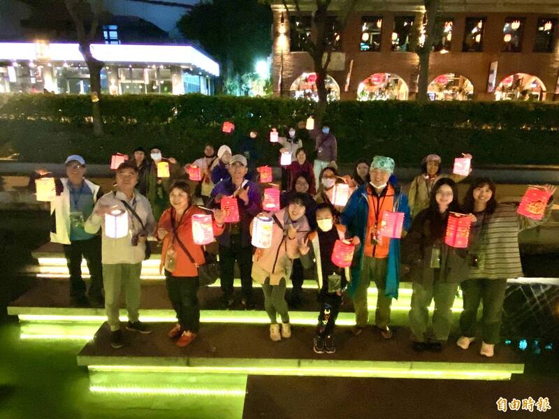 民眾在元宵夜參與「舊城 . 元宵夜提燈籠」活動，用紅燈籠照亮綠川。（記者黃旭磊攝）