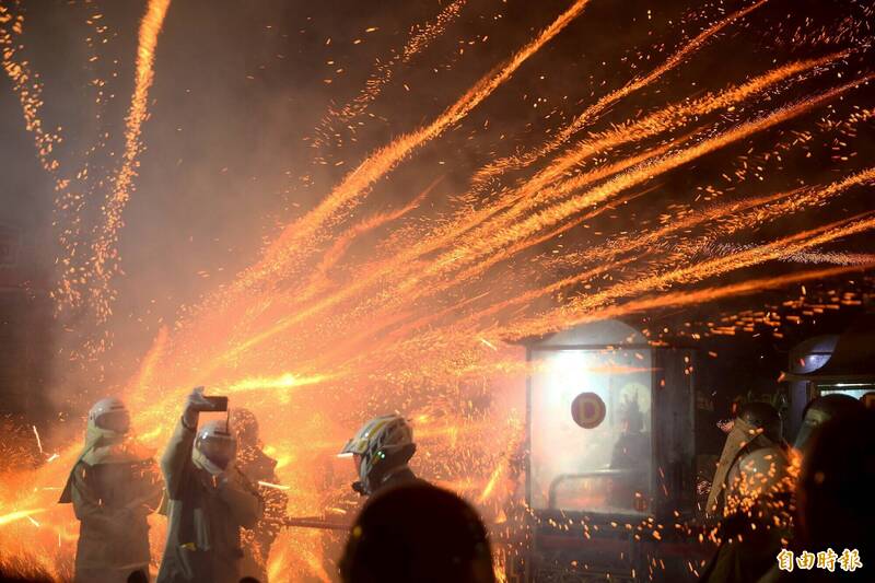 鹽水蜂炮元宵夜狂炸 鋒面擋不住民眾熱情 簇擁神轎遊街體驗炮轟