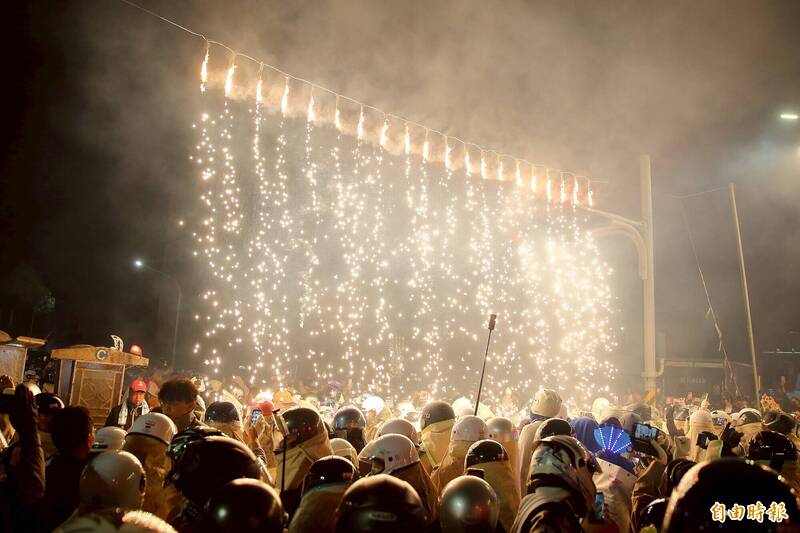 鹽水蜂炮在元宵夜熱鬧開炸，煙火瀑布點亮夜空。（記者李惠洲攝）