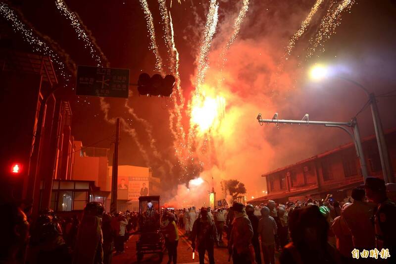 鹽水夜未眠，蜂炮在元宵夜開炸。（記者李惠洲攝）