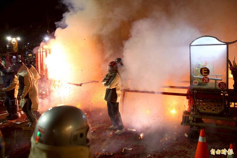 鹽水蜂炮在元宵夜熱鬧開炸。（記者李惠洲攝）