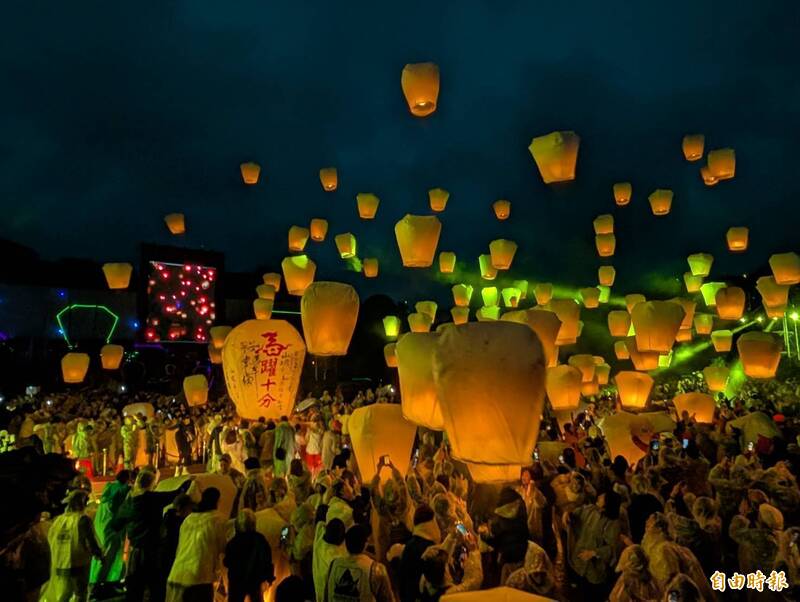 2026平溪天燈節今晚（3日）在新北平溪區十分廣場登場，雖然天候不佳，但無礙民眾到場應援的熱情。（記者俞肇福攝）