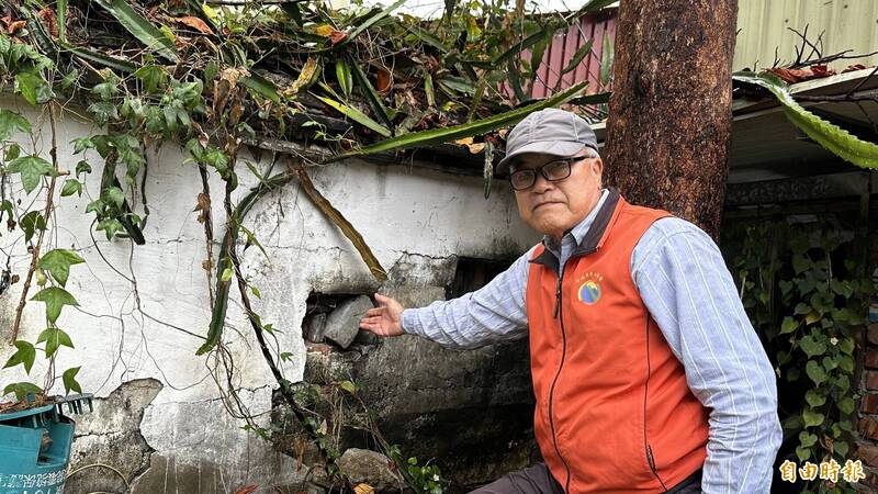 吳忠明說明台南白河吳志高都閫府外牆上的槍眼設計。（記者劉婉君攝）
