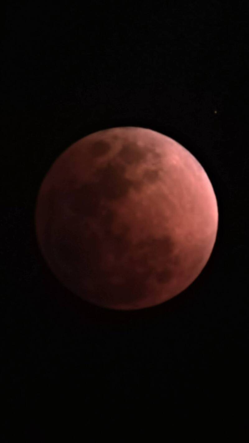 拍到了!「紅月亮」曝光 恆春半島民眾嗨翻