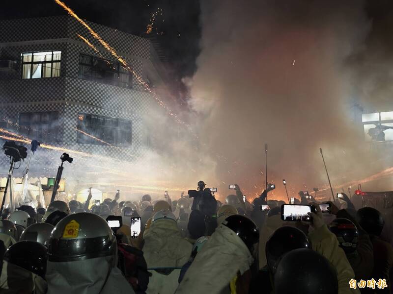 鹽水蜂炮元宵夜狂炸，民眾熱情不減。（記者吳俊鋒攝）