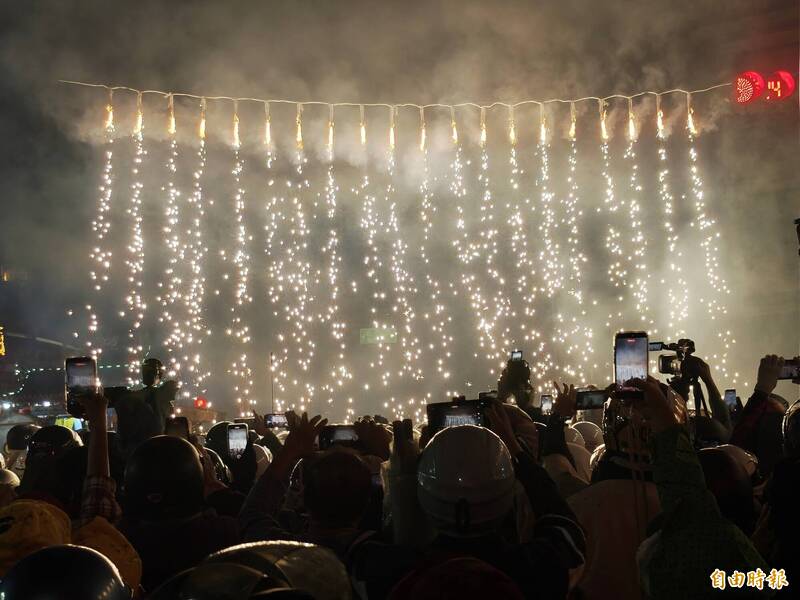 鹽水蜂炮今晚進入最後高潮，煙火瀑布點燃後，神轎遶境隊伍出發。（記者吳俊鋒攝）