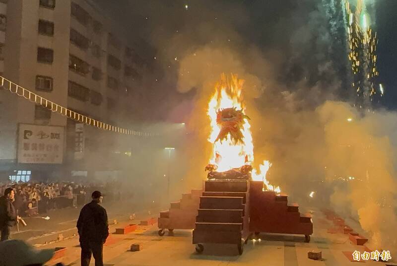 台中元保宮燒火獅煙火秀 何欣純、江啟臣、楊瓊瓔同框點火