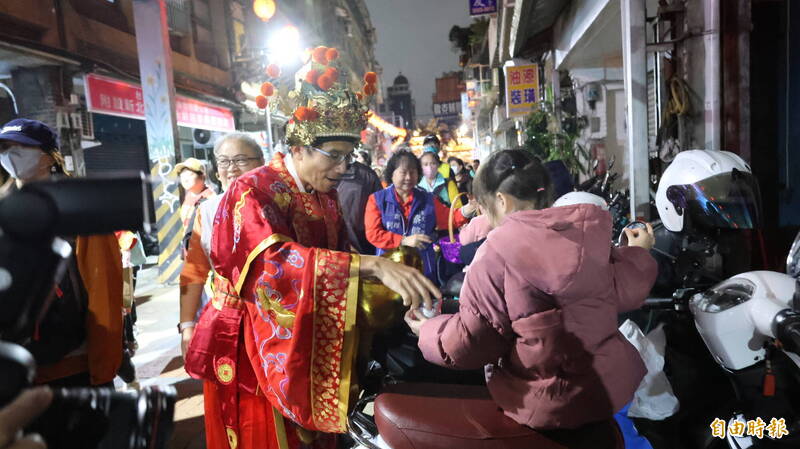 炮聲震天！新莊廟街千人踩街歡慶元宵