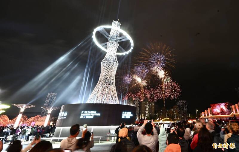 煙火搭配台灣燈會主燈「光沐-世界的阿里山」。（記者廖耀東攝）