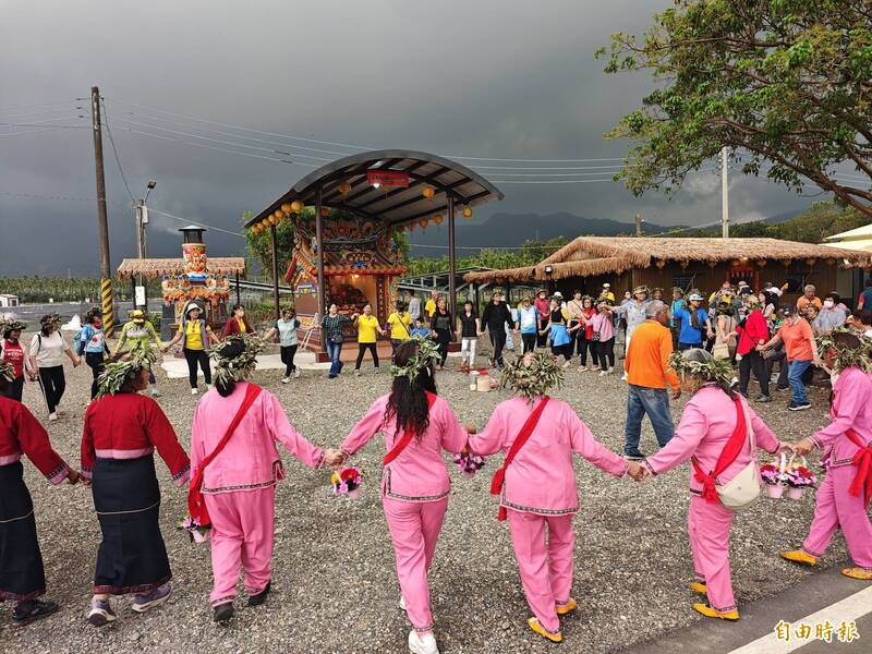 馬卡道族夜祭今天在萬巒加匏朗壓軸登場。(記者陳彥廷攝) 馬卡道族夜祭今天在萬巒加匏朗壓軸登場。(記者陳彥廷攝)