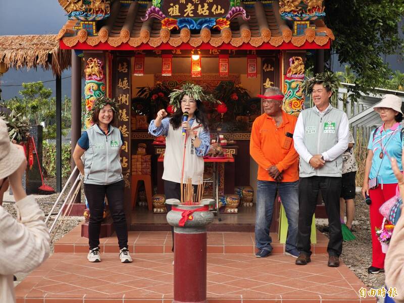 屏東縣副縣長鄞鳳蘭代表縣長周春米參加夜祭。(記者陳彥廷攝) 屏東縣副縣長鄞鳳蘭代表縣長周春米參加夜祭。(記者陳彥廷攝)