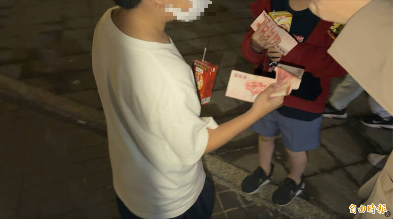 孩童快樂分錢。（記者劉人瑋攝）