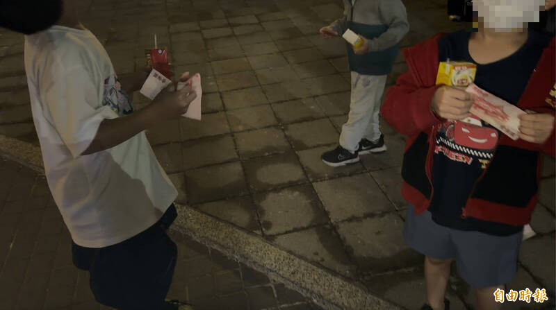 孩童快樂分錢。（記者劉人瑋攝）