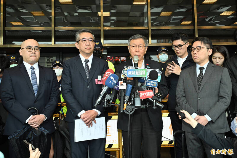 台灣民眾黨創黨主席柯文哲（右二）與律師鄭深元（左二）、陸正義（右一）、蕭奕弘（左一），一同召開「追溯惡檢濫權 守護司法防線」記者會。（記者田裕華攝）